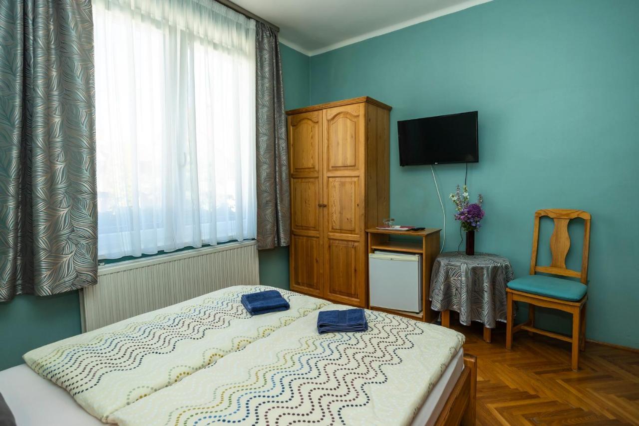 Cecey Vendeghaz Bed and Breakfast Eger Exteriör bild