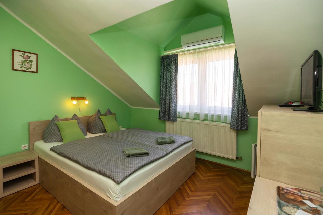 Cecey Vendeghaz Bed and Breakfast Eger Exteriör bild