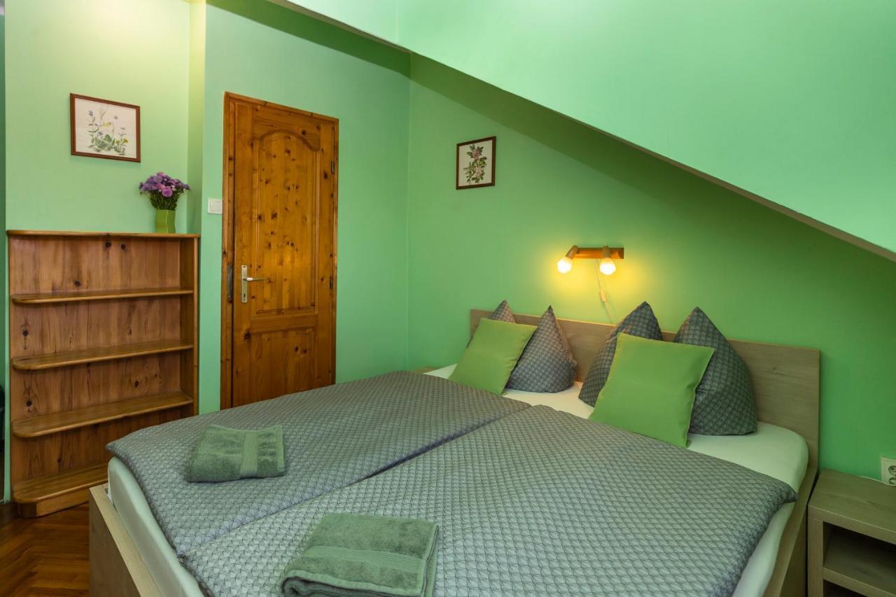 Cecey Vendeghaz Bed and Breakfast Eger Exteriör bild